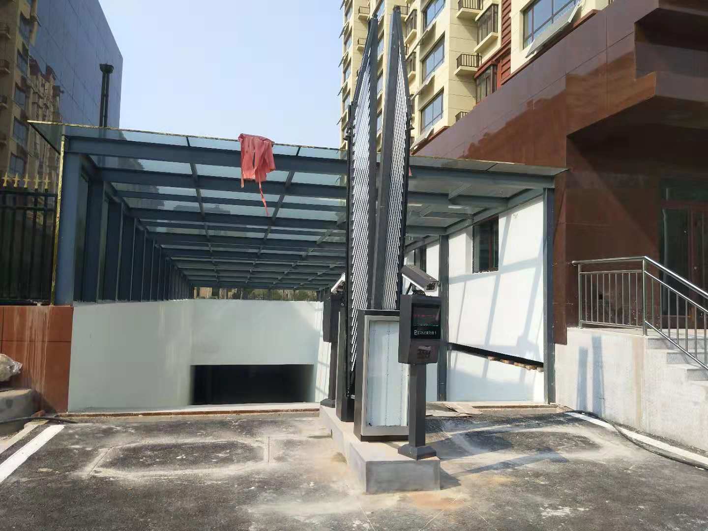 曲阜山东莱芜停车场道闸门，济南冠宇道闸品牌公司